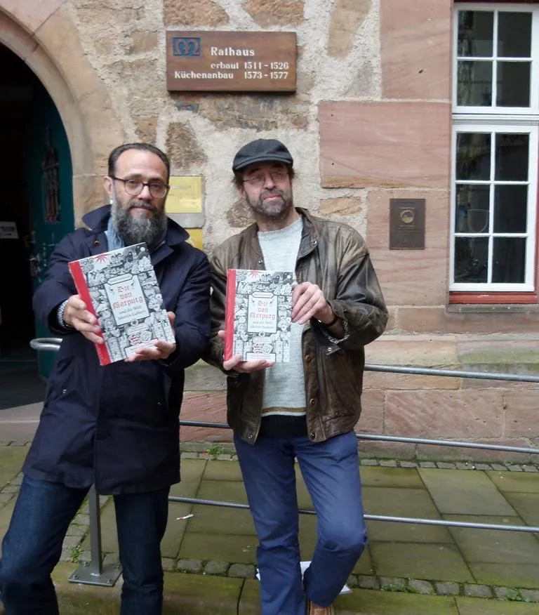 Die neue Stadtschrift 106 „Die von Marpurg und die Welt Martin Luthers“ von Daniel Twardowski alias Dr. Christoph Becker (r.), illustriert von Vitali Konstantinov (l.), wird am Reformationstag im Rathaus im Rahmen einer Lesung vorgestellt. Foto: Stadt Marburg, Tina Eppler.